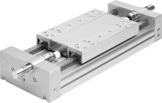 "Безштокові пневмоциліндри
Безштокові циліндри є пневматичними приводами і, як випливає з назви, не використовують поршневий шток. Але навіть без поршневого штока вони здійснюють лінійний рух, тому їх ще називають лінійними приводами. Безштокові циліндри використовуються там, де перевагою є невелика довжина установки і де зусилля повинно створюватись якомога рівномірніше. З довжиною ходу до 8,5 м вони також забезпечують набагато більшу відстань переміщення, що неможливо для стандартного циліндра з поршневим штоком. Безштокові циліндри належать до групи пневматичних циліндрів , які працюють за допомогою стисненого повітря. Вони використовуються в широкому спектрі пневматичних застосувань, наприклад, у конвеєрах, приводах або техніці транспортування. Характеристика механічно з’єднаних циліндрів полягає в тому, що потужність передається через бокове з’єднання до поршня.  Циліндри з механічним зв'язком
Циліндри з механічним зв'язком описують пневматичні безстержневі лінійні приводи, каретки яких переміщуються за допомогою механічної муфти з поршнем. У цій конструкції пневматичний простір відкритий в поздовжньому напрямку і ущільнений зовні гнучкою ущільнювальною смужкою перед і позаду поршня. Ці лінійні приводи використовуються особливо там, де штокові пневмоциліндри вимагають занадто багато місця для установки або потрібна довжина ходу більша, ніж це можливо зі штоковими пневмоциліндрами."
